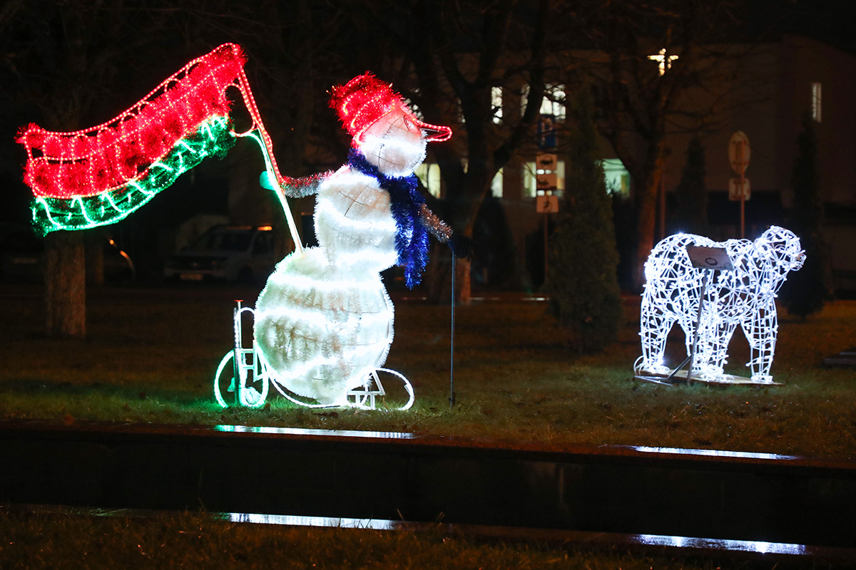 ФОТОФАКТ: город начинает преображаться к Новому году