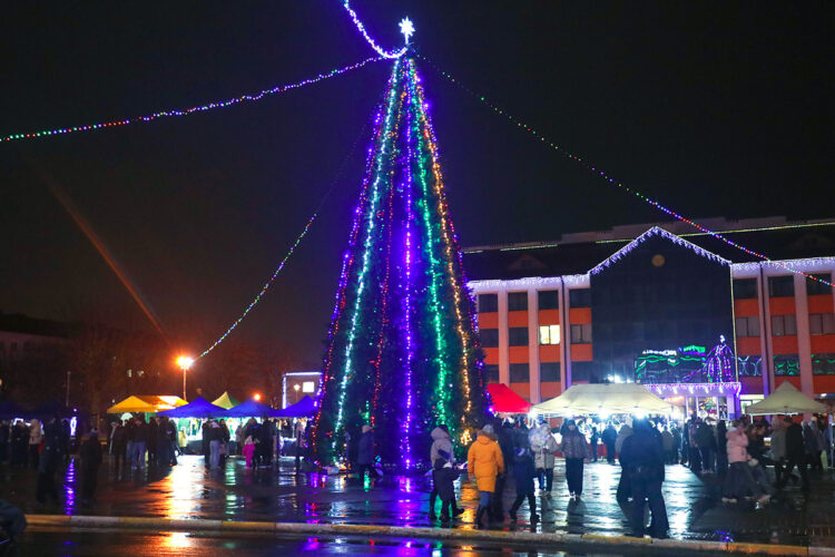 ФОТОФАКТ: Горки зажгли огни на главной елке города вместе с Дедами Морозами