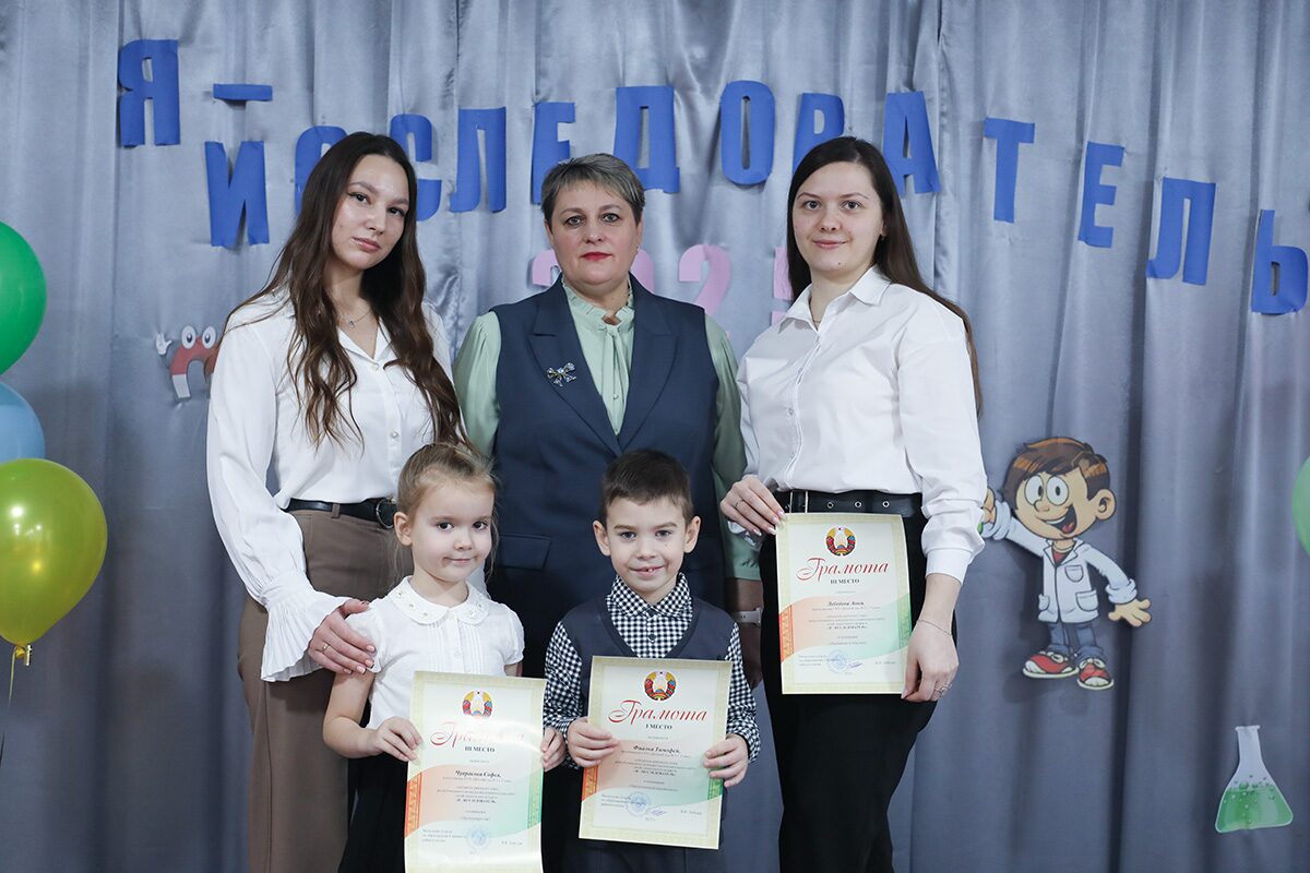  «Почему паук не прилипает к паутине?»: в Горках наградили юных участников конкурса «Я – исследователь»