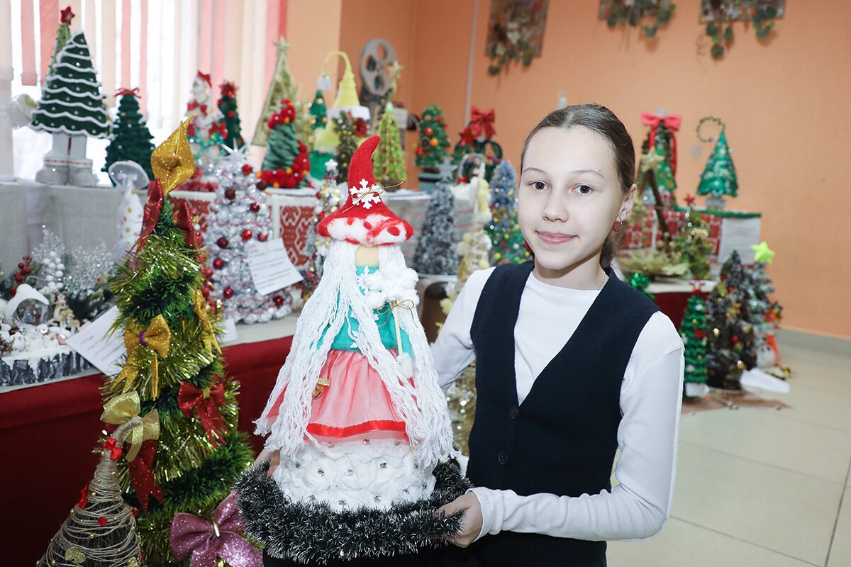 В кинотеатре «Крынiца» наградили участников районного конкурса творческих работ «Елочный калейдоскоп»