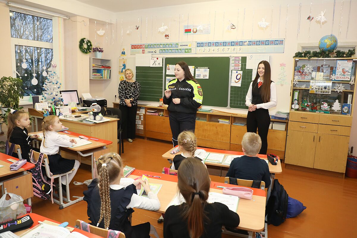 Видимы в темноте: ГАИ и Белагропромбанк напомнили детям о важности фликеров