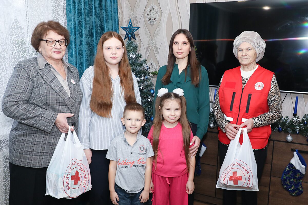 Детям из трех многодетных семей вручили новогодние подарки в рамках благотворительной кампании «Елка желаний»