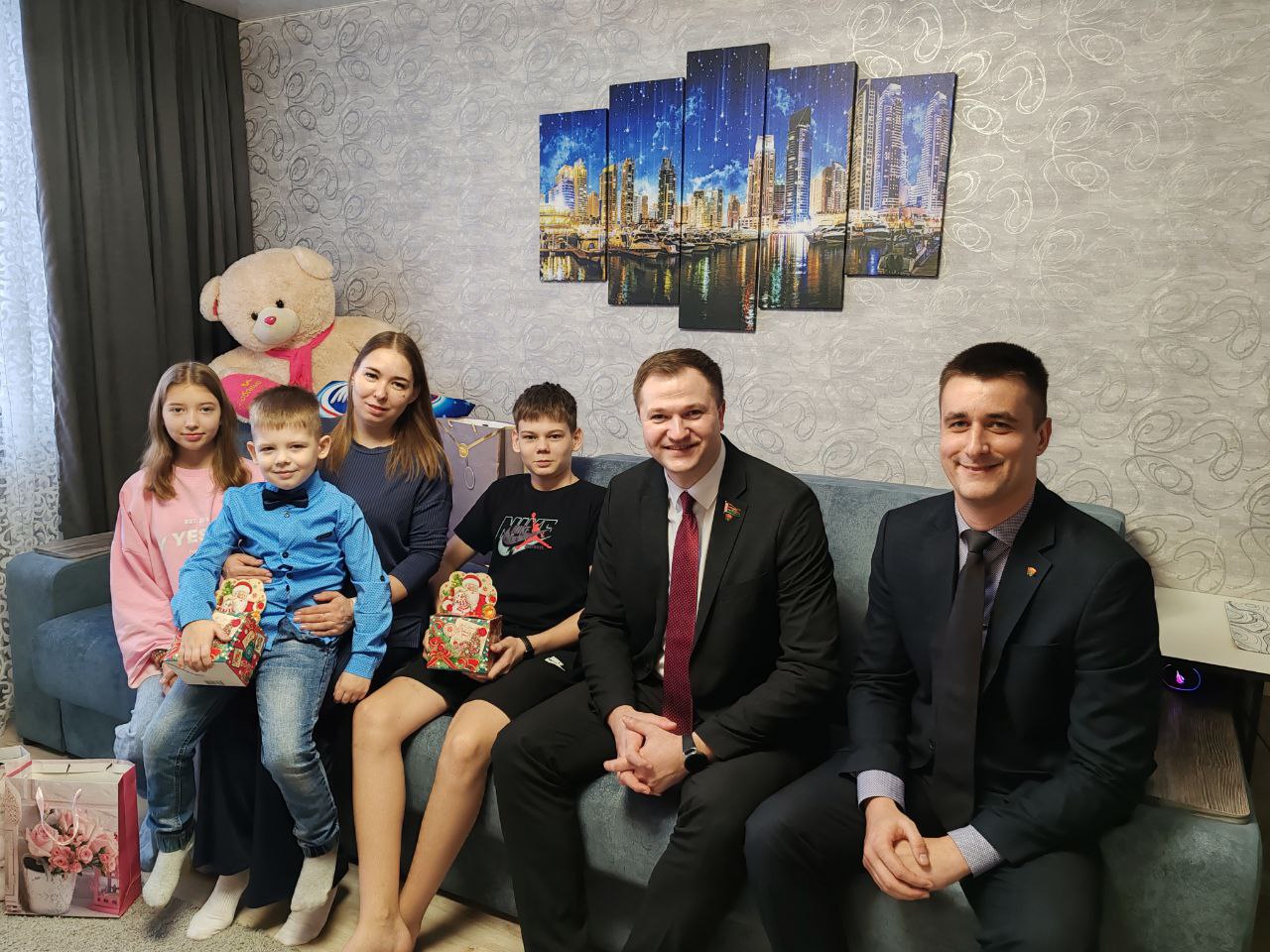 Владимир Павловский поздравил с наступающими праздниками две многодетные семьи