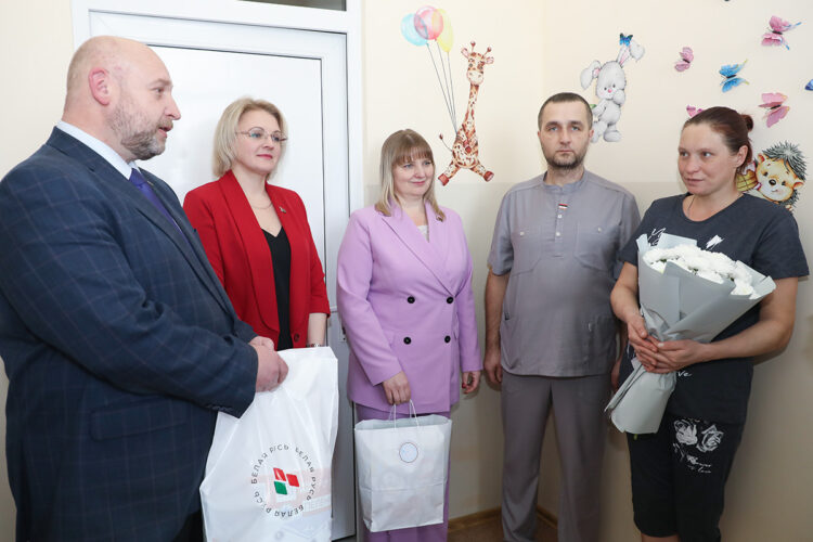 Первая в новом году. Руководство района поздравило женщину, родившую в начале 2026 года