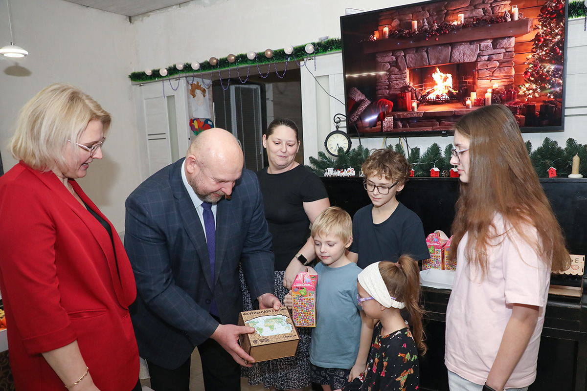 Руководство районной организации «Белая Русь» заглянуло в гости к многодетной семье Волковых в рамках акций добра