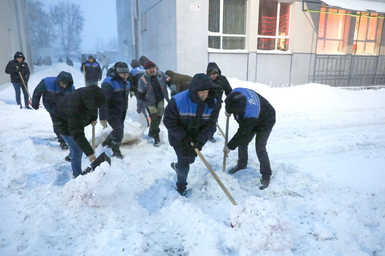 ФОТОФАКТ: борьба со снежной стихией в Горках