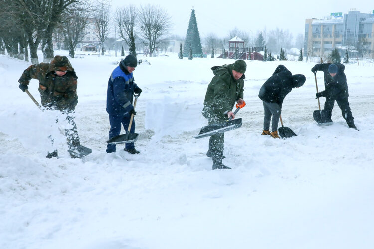 Мужской трудовой десант Горецкого райисполкома вышел на помощь коммунальной службе