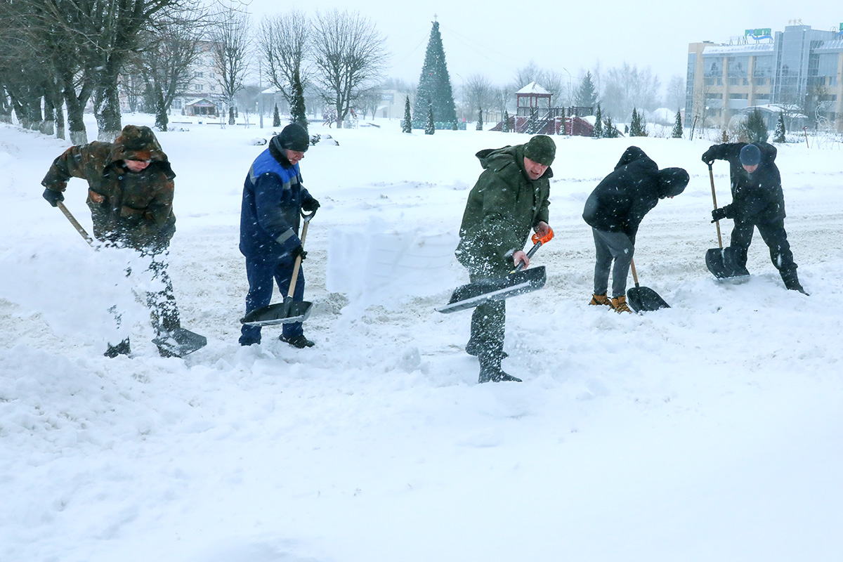 Мужской трудовой десант Горецкого райисполкома вышел на помощь коммунальной службе
