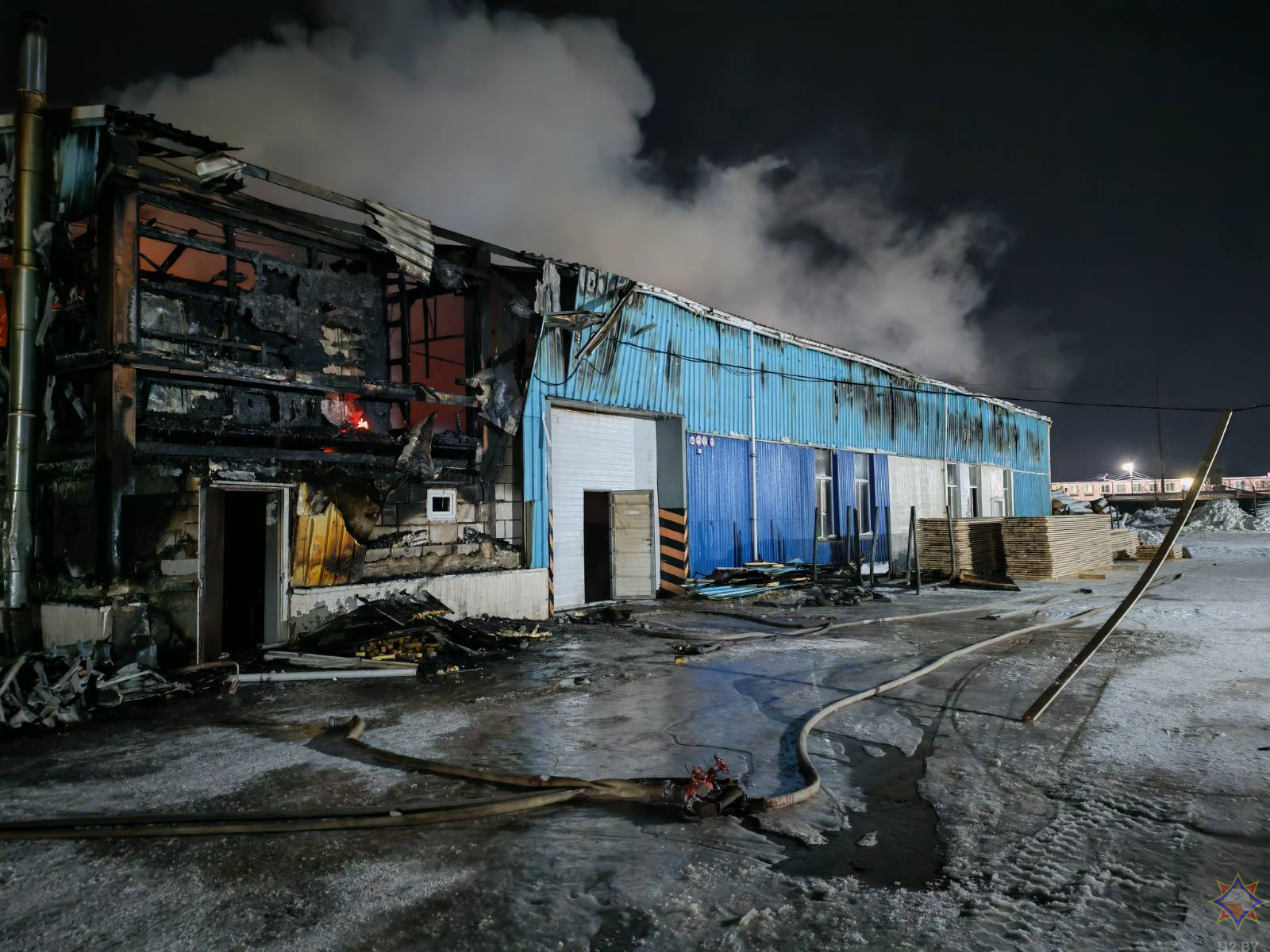 В горках ликвидировали серьезный пожар на деревообрабатывающем участке