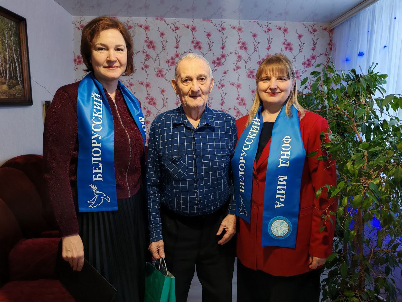 Ветеран труда Владимир Сарнавский принимал поздравления с 90-летием юбилеем