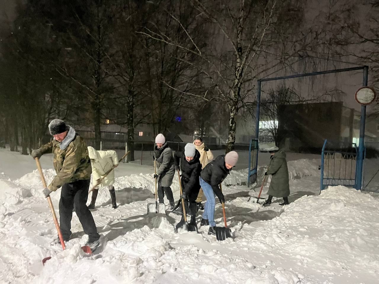 Работники детского сада № 6 включились в уборку снега на территории учреждения дошкольного образования