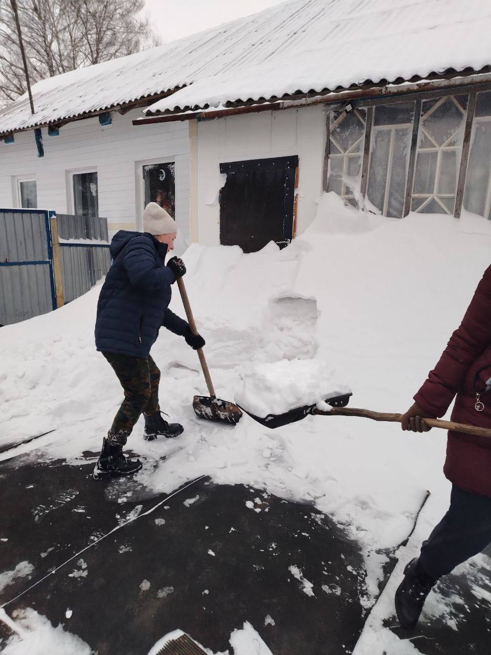 Профсоюзные активисты учреждений образования района с хорошим настроением вышли на уборку снега