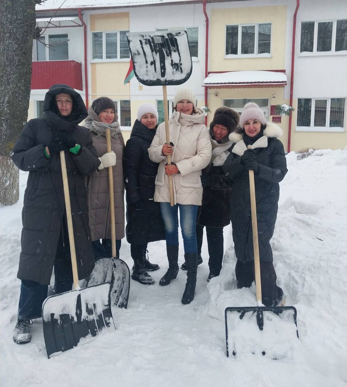 Работники РЦСОН вышли с лопатами, чтобы освободить территорию от снежной массы