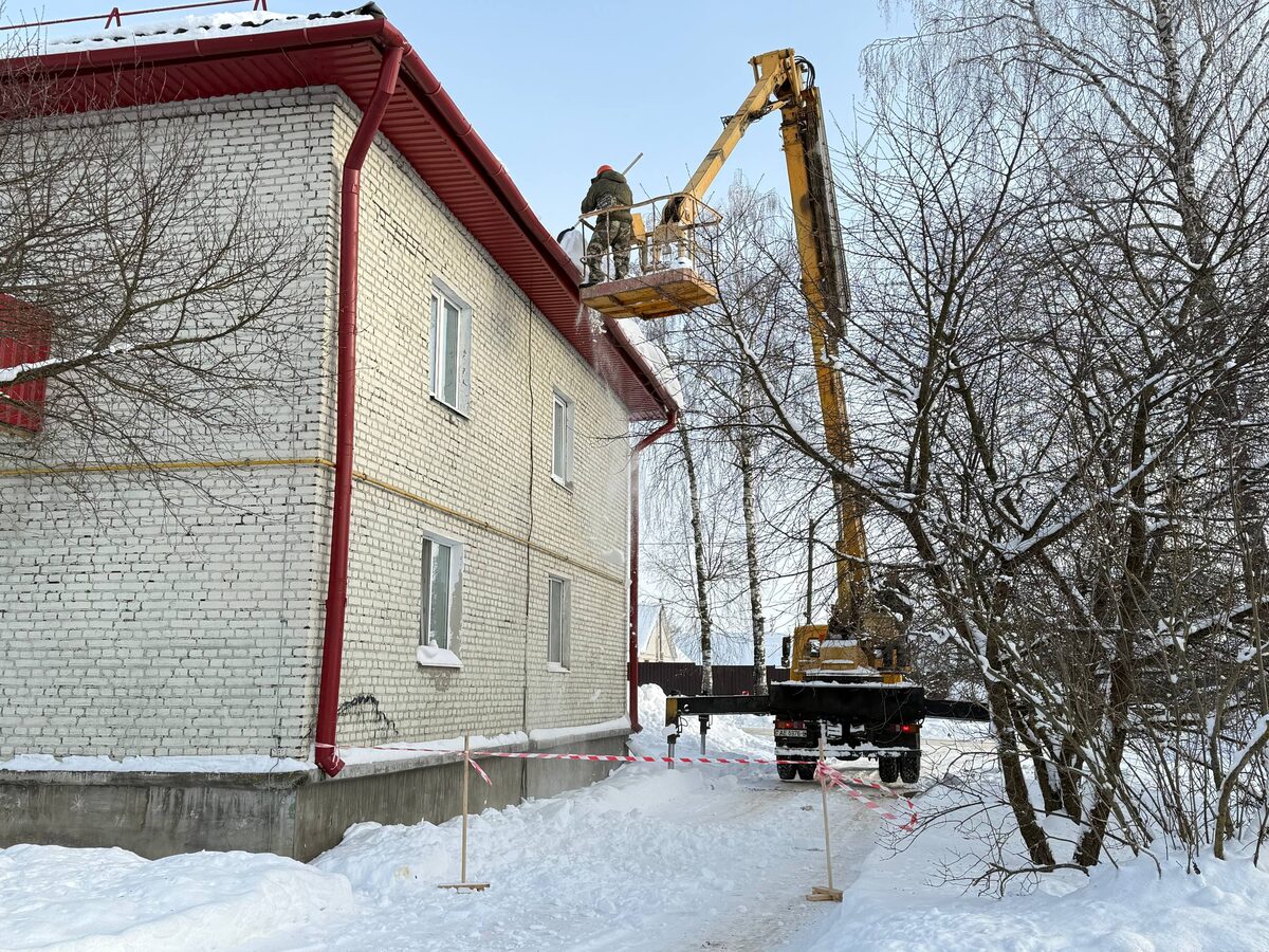 Расчистка не только дорог, но и кровель: сколько крыш в городе уже избавили от снега и наледи и когда закончат работы?