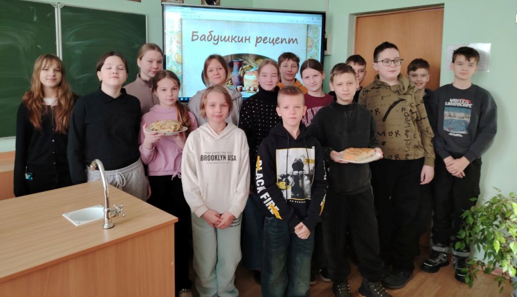 Блинчики, шарлотка и бабушкина народная мудрость: школьники превратили шестой школьный день в уютное чаепитие