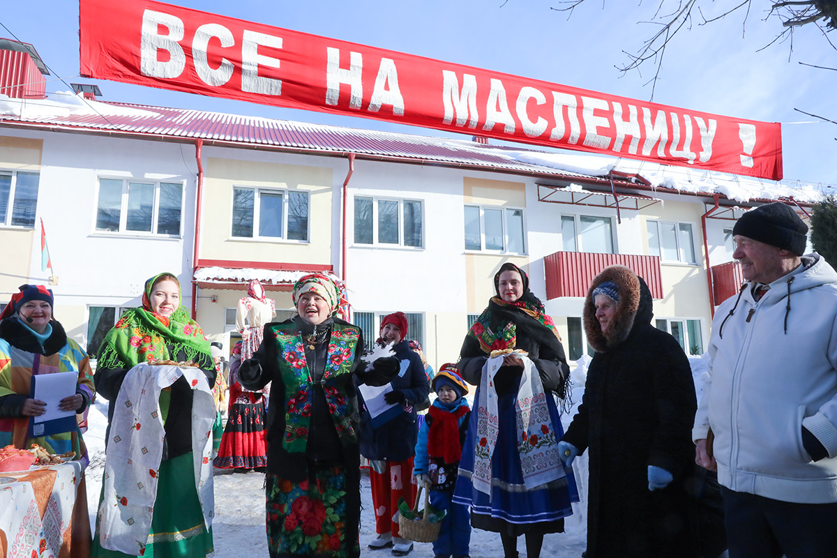 Вместе играли, смеялись и ели блины: душевный Масленичный праздник развернулся возле РЦСОН