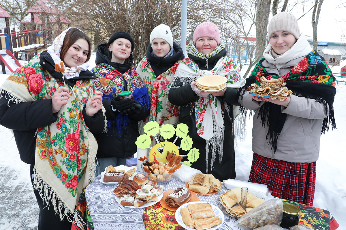 Вкусные и веселые проводы зимы. В Детском парке отметили Масленицу