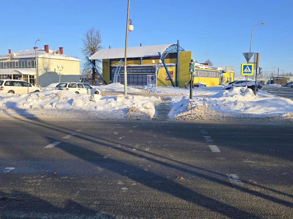 ФОТОФАКТ: коммунальная служба ведет работу по уборке снега, в том числе и в местах выхода на пешеходные переходы