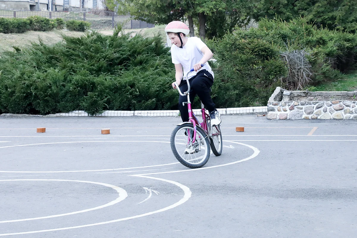 13 команд юных инспекторов дорожного движения боролись в знании ПДД и мастерстве управления велосипедом