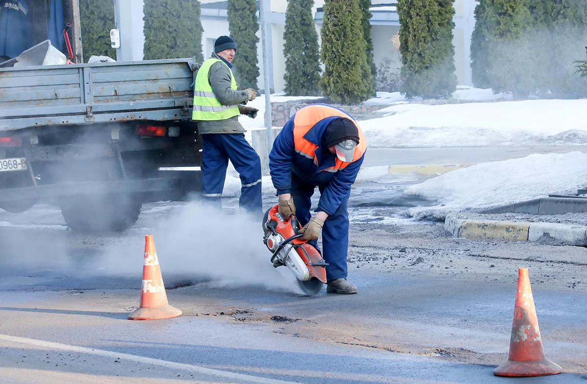 Дорожный акцент: «Коммунальник» проводит ямочный ремонт (фоторепортаж)