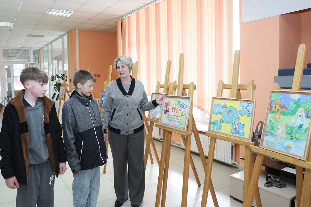 Ко Дню единения народов Беларуси и России в кинотеатре «Крыніца» организована выставка «Две страны – две сестры»