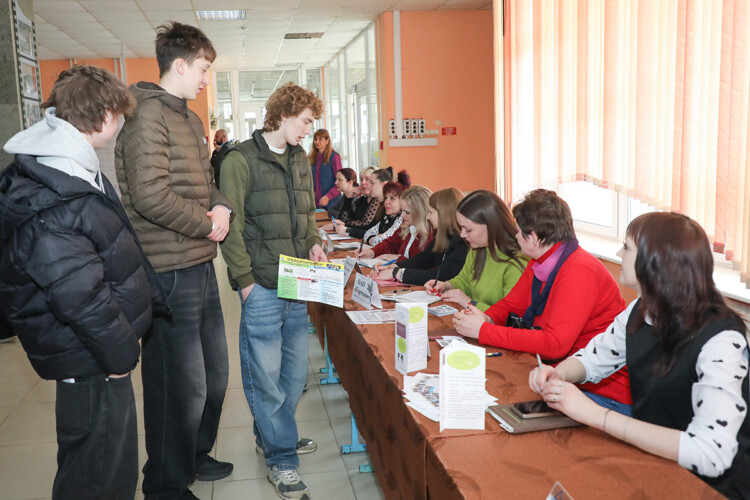 ФОТОФАКТ: ярмарка вакансий (2-й день)