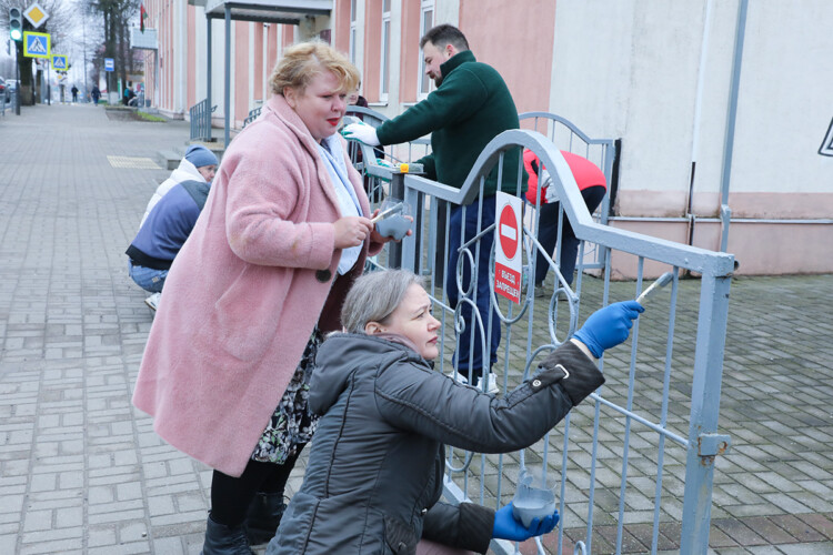 Учителя СШ № 2 дружно вышли на субботник