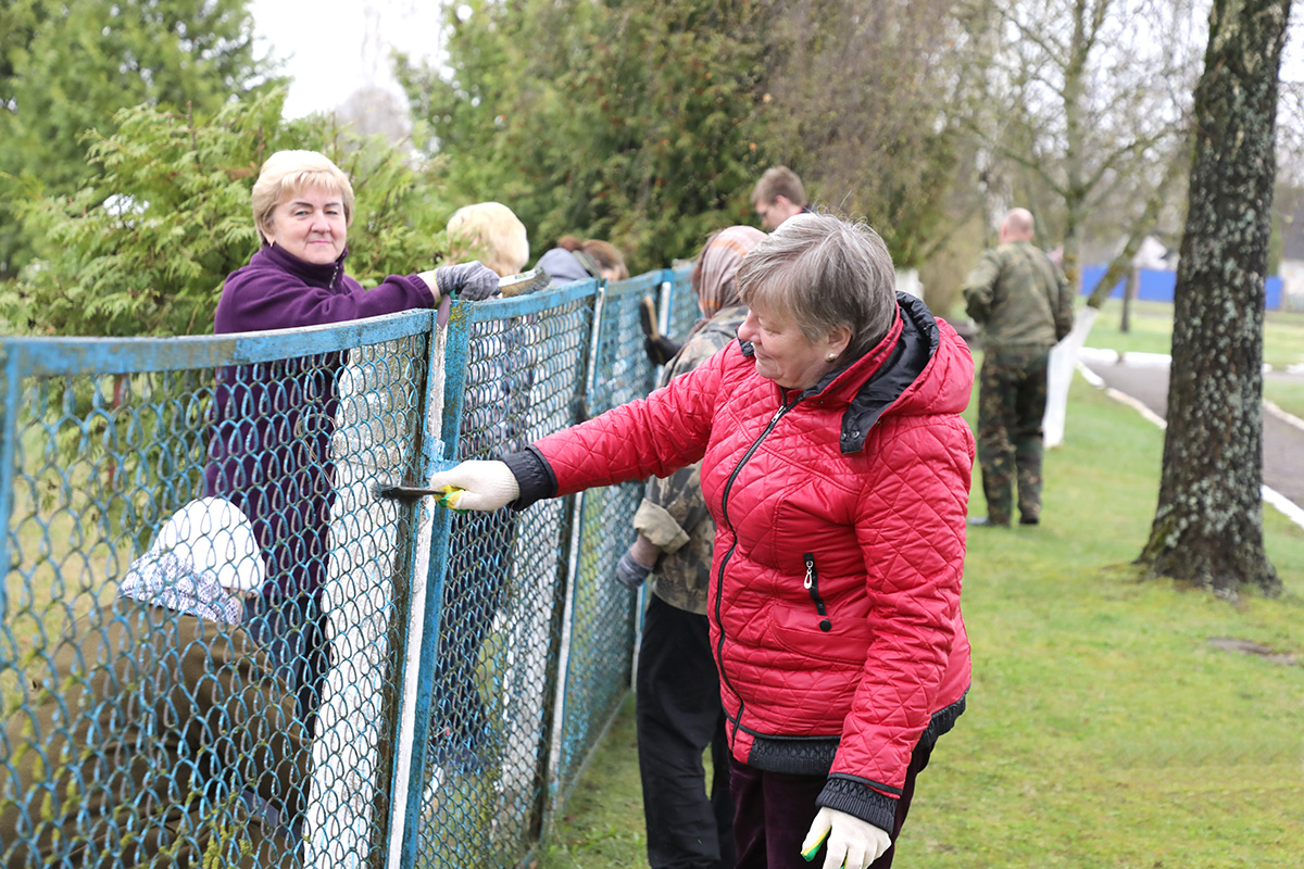 Педагоги и работники Савской школы дружно взялись за грабли