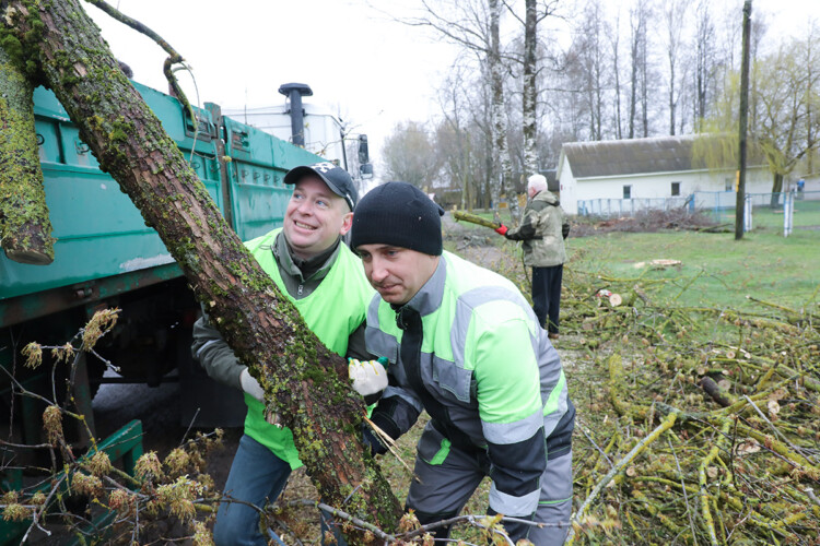 Вместе ради чистоты: жители Горок из разных организаций и учреждений облагораживают агрогородок Сава