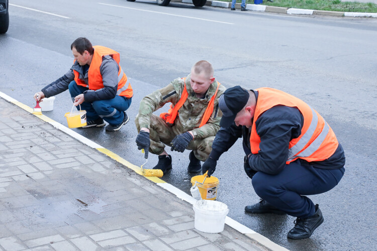 Работники Горецкого лесхоза присоединились к республиканскому субботнику: убрали территории и посадили лес