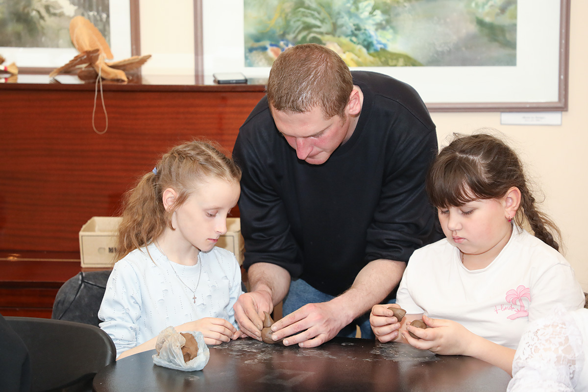 Третьеклассники-гимназисты сделали свистульки из глины во время мастер-класса