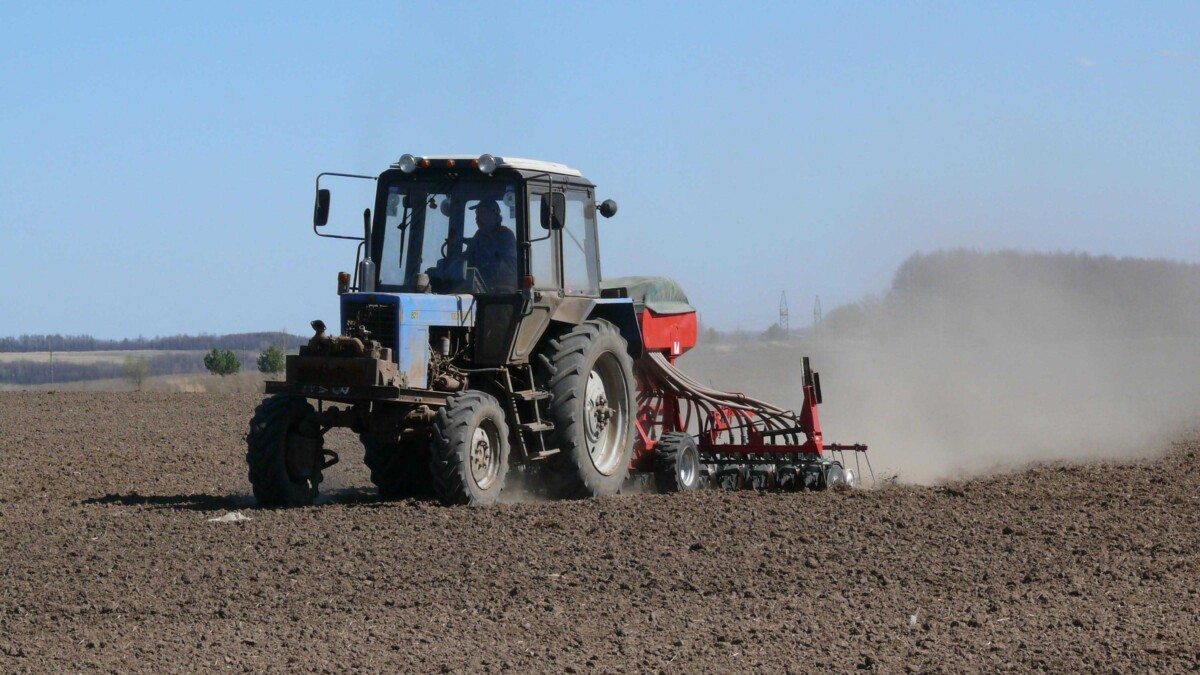 Сегодня впереди: какие сельхозорганизации района производительнее на весенних полевых работах