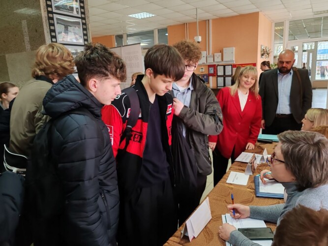 175 вакансий и 21 работодатель: сегодня в Горках стартовала молодежная ярмарка вакансий