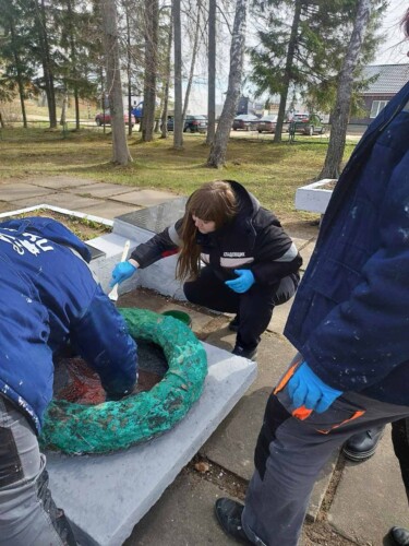 Единство профсоюзов Горецкого района. Активисты различных сфер привели в порядок памятник в деревне Котелево