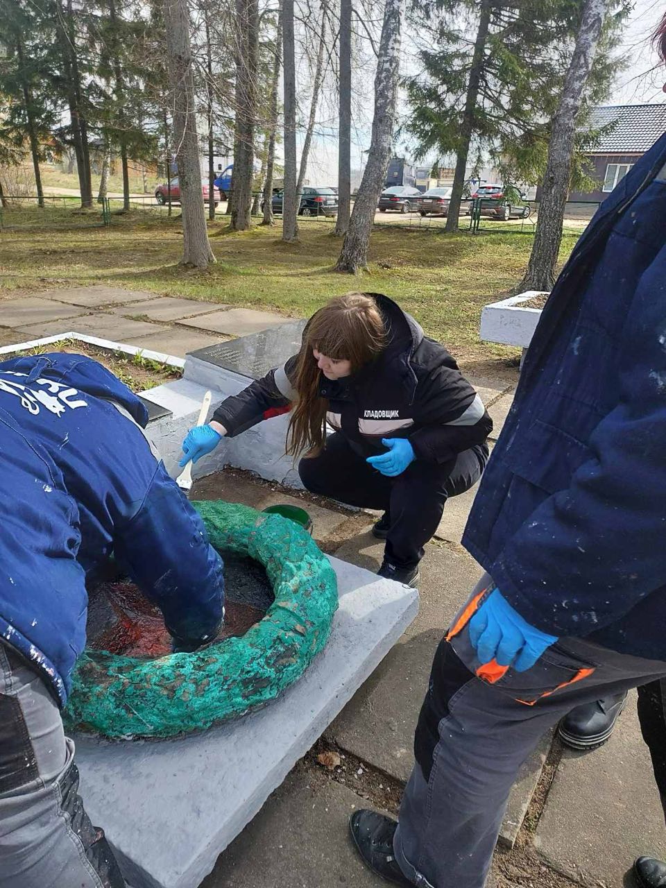 Единство профсоюзов Горецкого района. Активисты различных сфер привели в порядок памятник в деревне Котелево
