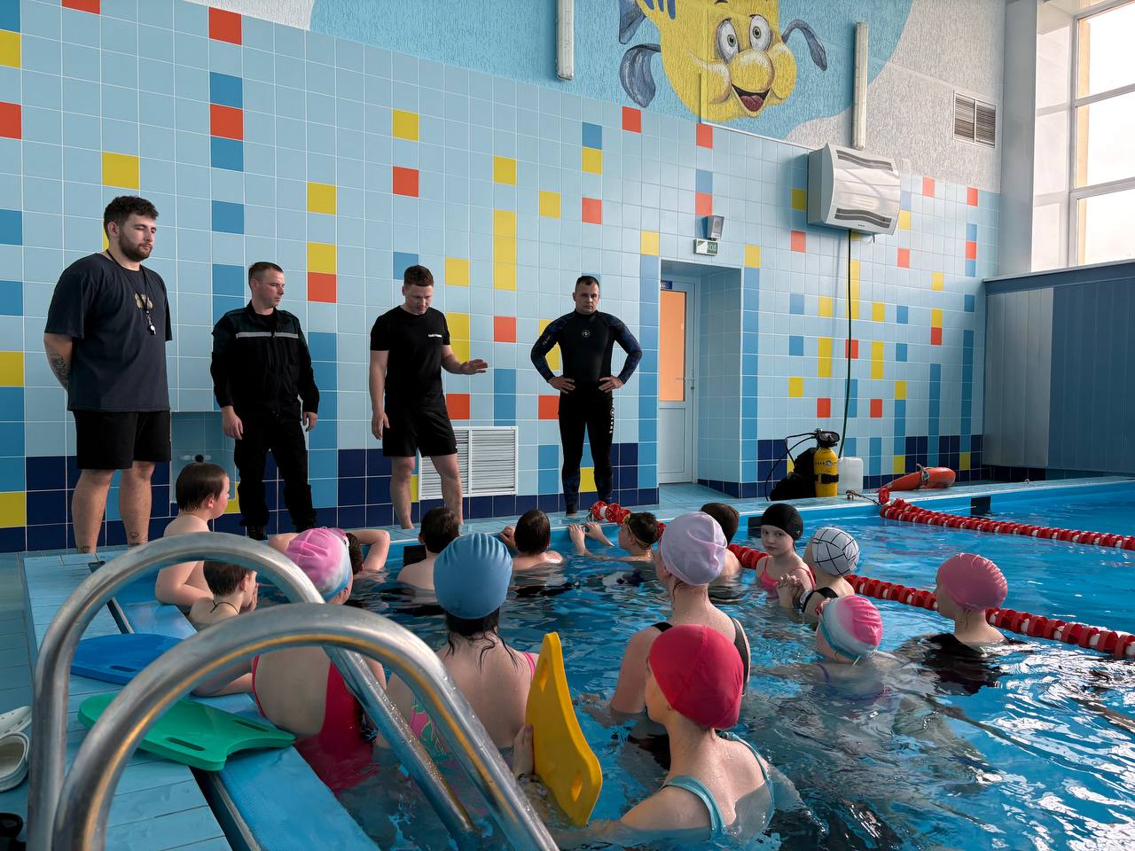Не в классе, а в бассейне: работники службы «101» учили школьников спасать утопающих