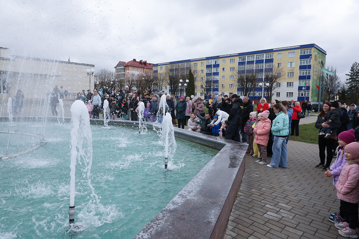 ФОТОФАКТ: торжественное открытие сезона фонтанов