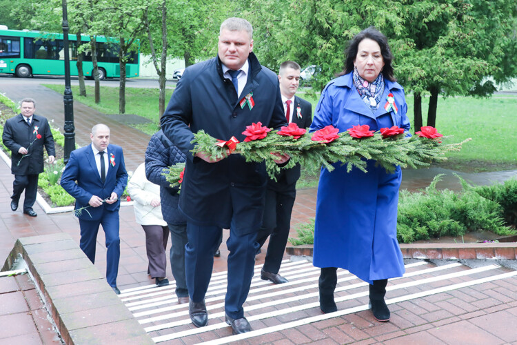 Горки чтят память: гирлянды и цветы к памятным местам города возложили в 81‑ю годовщину Великой Победы