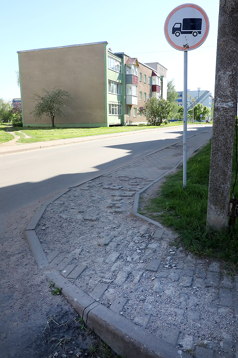 Дорожка с препятствиями: в фокус камеры журналиста попали тротуары города