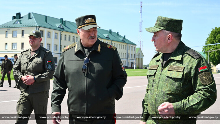 Военная тематика в центре внимания. Лукашенко приехал к ракетчикам в Осиповичский район
