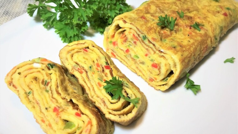 Рулет из омлета с крабовыми палочками: простой рецепт
