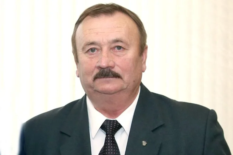 Председатель районного совета ветеранов Александр Кривенков поздравляет с великим праздником – Днем Победы