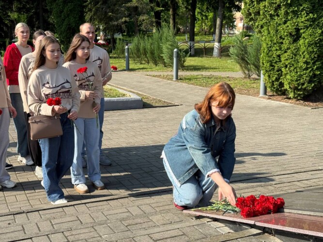 Участники международного молодежного проекта «Мы верные потомки Отечества» возложили цветы к мемориалу «Скорбящая мать»
