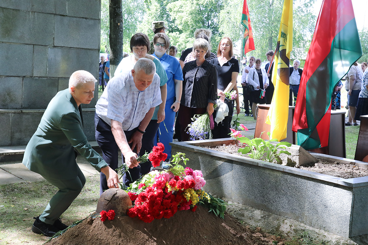 Память навсегда: в аг. Сава провели перезахоронение останков солдата Великой Отечественной войны