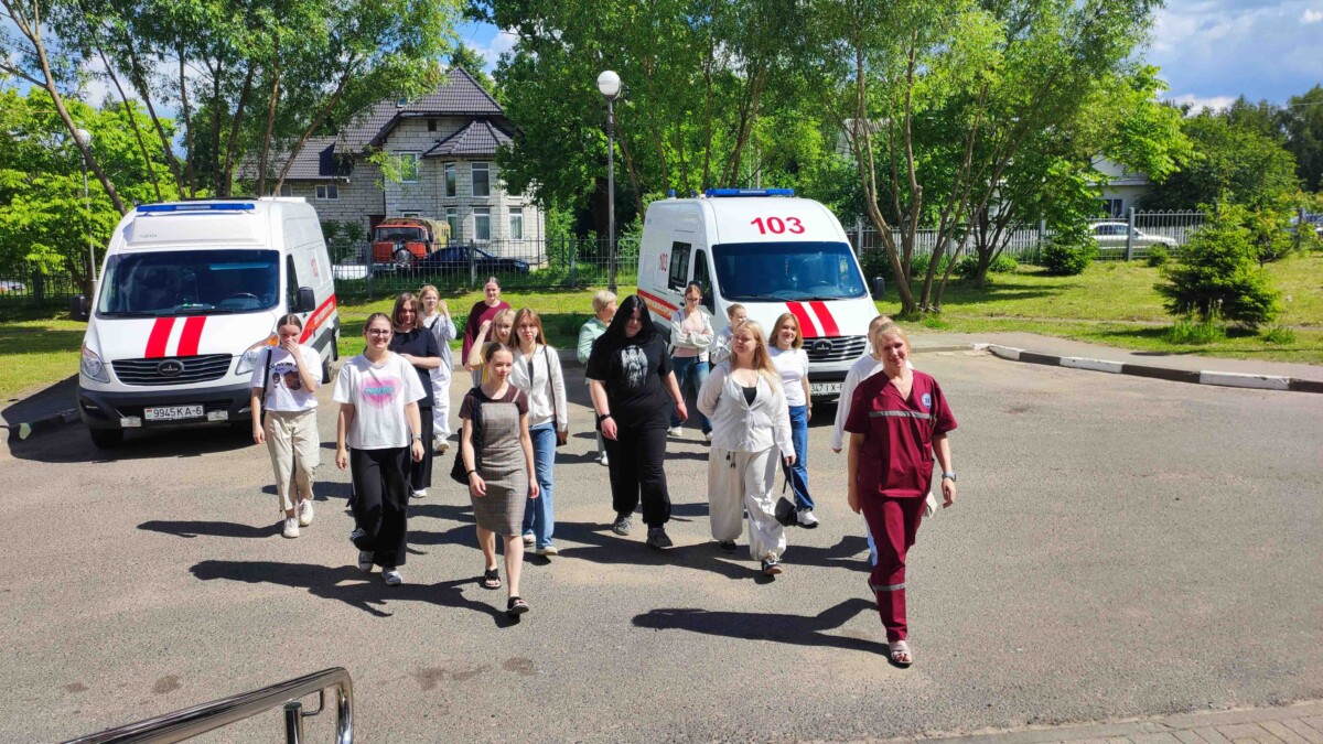 Десятиклассницы-гимназистки посетили ЦРБ в рамках практики по медицинской подготовке