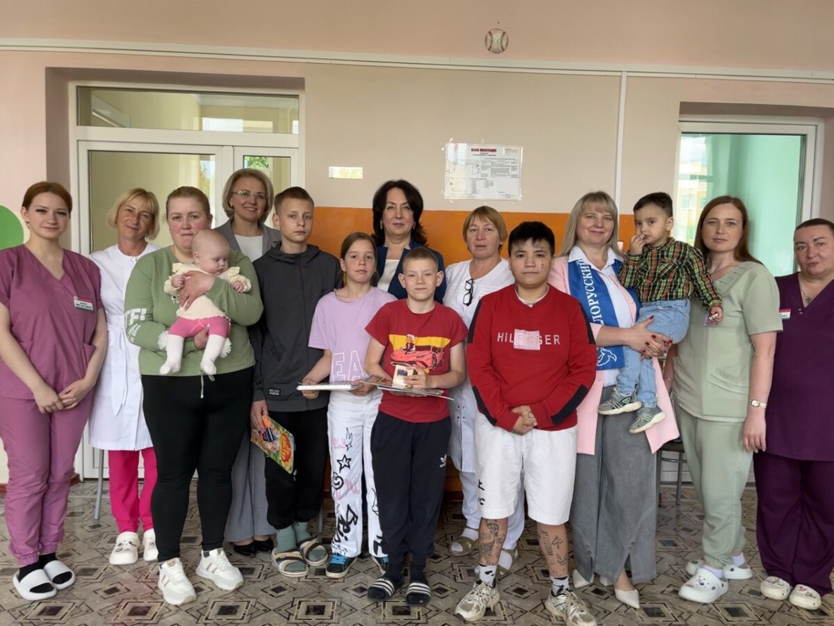 В Международный день защиты детей к маленьким пациентам райбольницы пришли гости с подарками