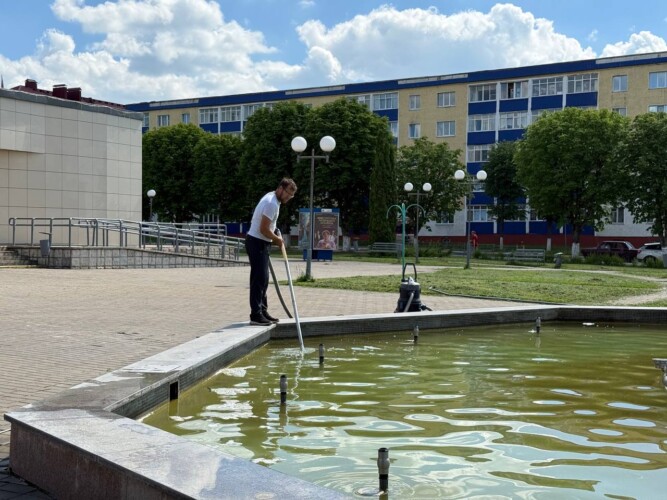 ФОТОФАКТ: проводится чистка фонтана около кинотеатра «Крыніца»
