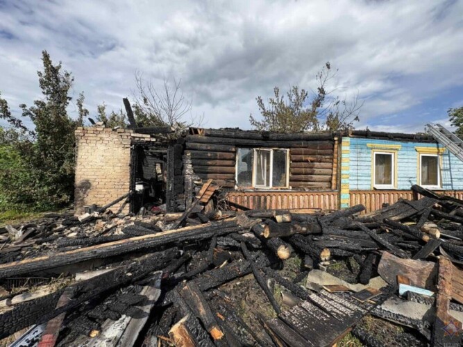 Спасение на пожаре: пенсионерку вынесли из горящего дома