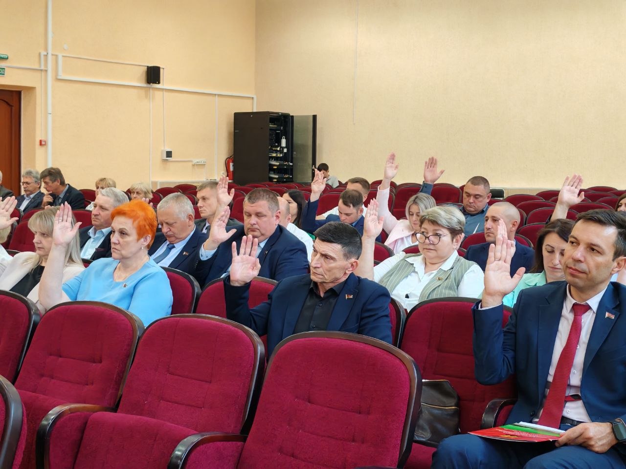 На сессии райсовета депутатов нашему авторитетному земляку Александру Белкину присвоено высокое звание «Почетный гражданин Горецкого района»