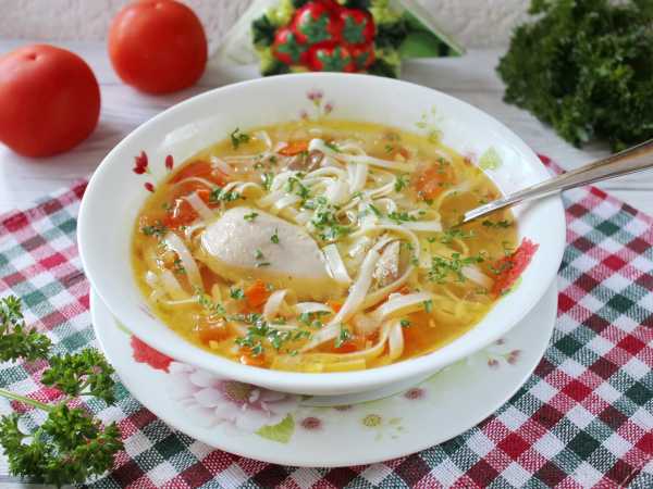 Вкус, знакомый с детства: рецепт домашнего куриного супа с лапшой